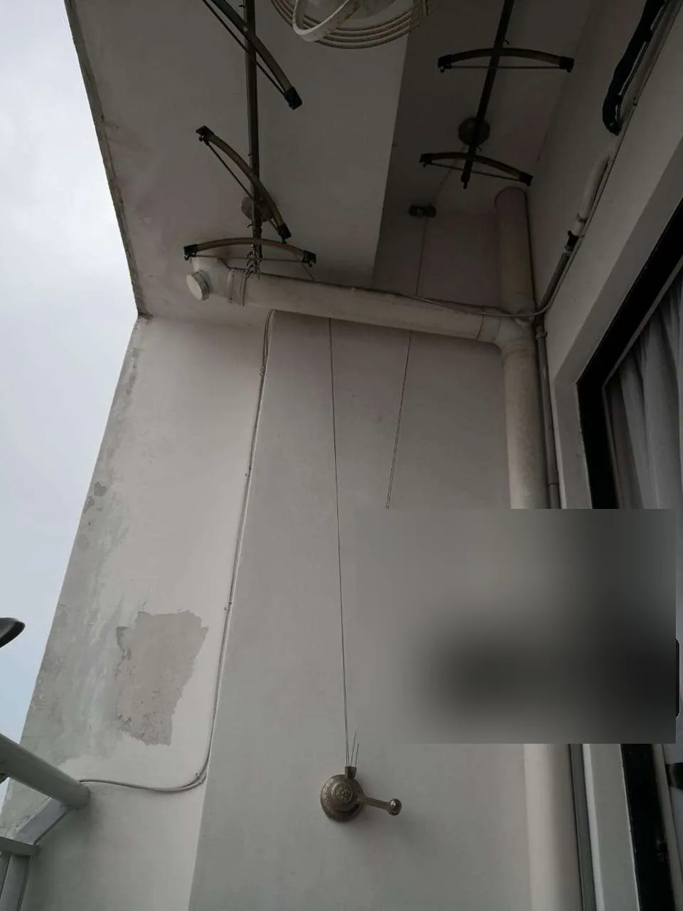 Manual lifting clothes drying rack installed across uneven ceiling heights